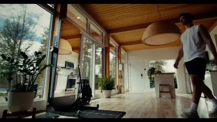 Prodigy IMBODY Power S Pro: espejo inteligente con pantalla táctil en un salón real